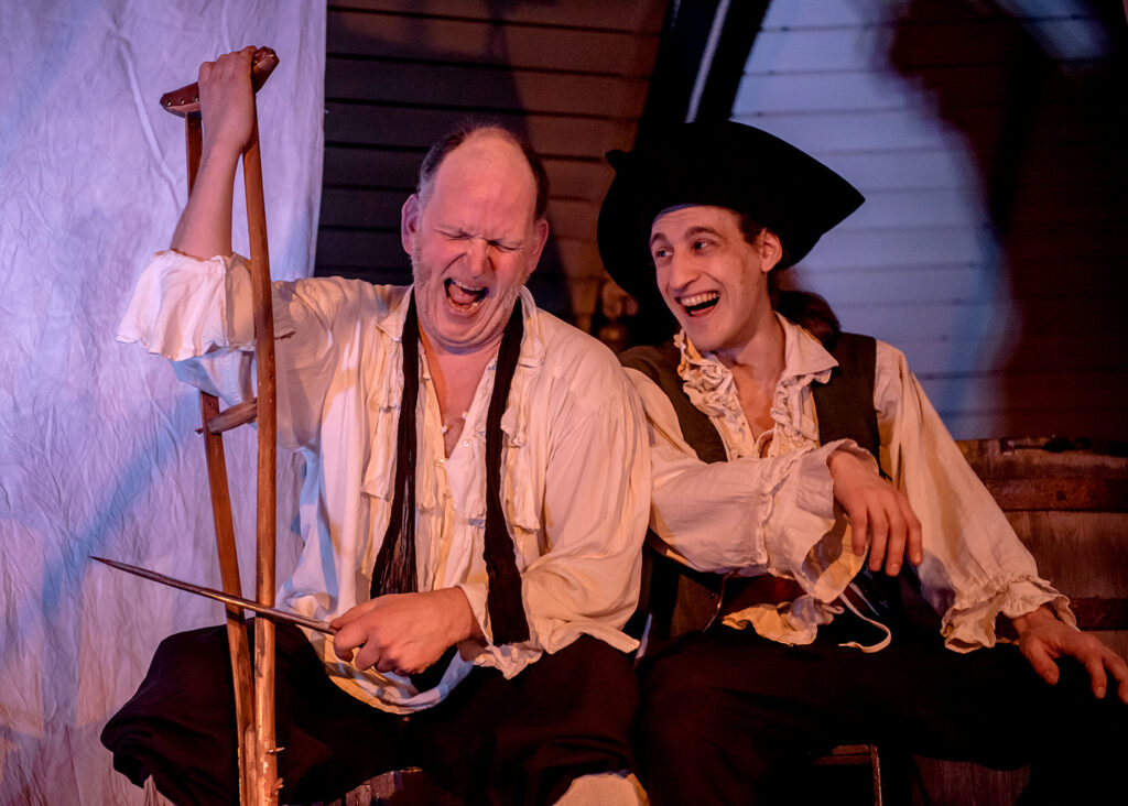 Das Bild zeigt zwei, der sich als Piraten verkleideten Hauptcharaktäre.