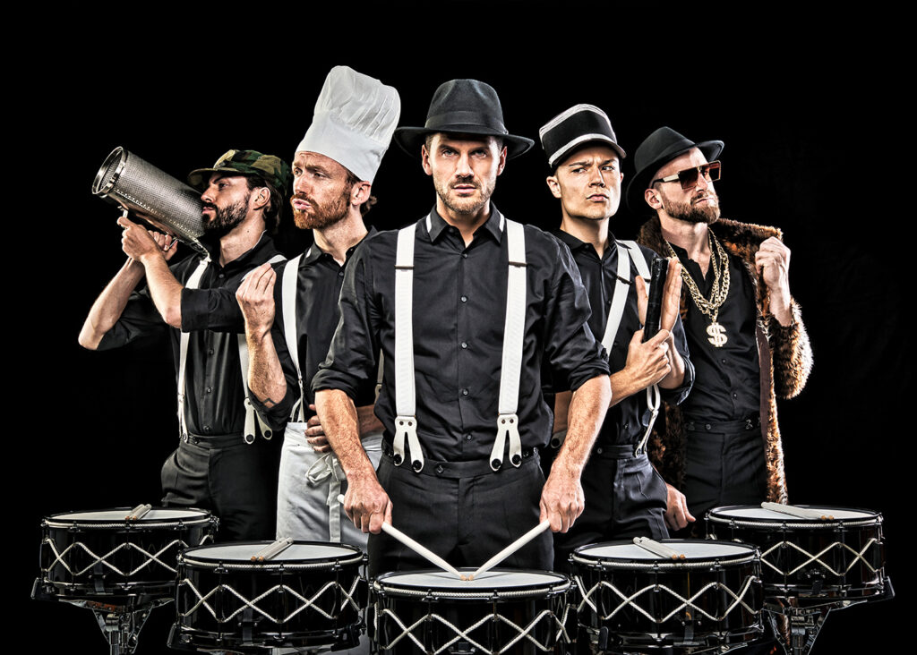 Ein Porträt, das die Mitglieder der Band zeigt.