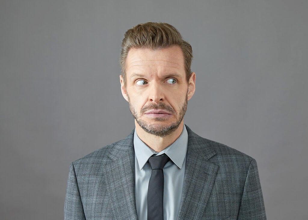 Auf dem Foto sieht man ein Poträt von Florian Schroeder.