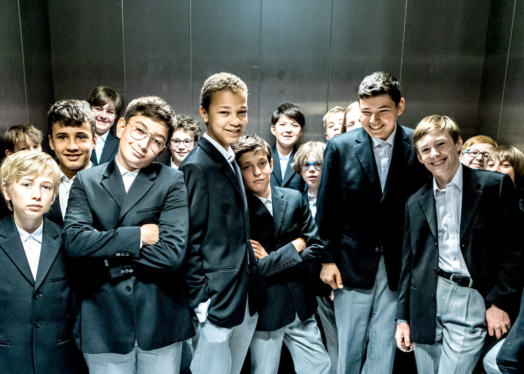 Auf dem Bild sieht man ein Gruppenfoto des London Brass & Knabenchor Hannovers.