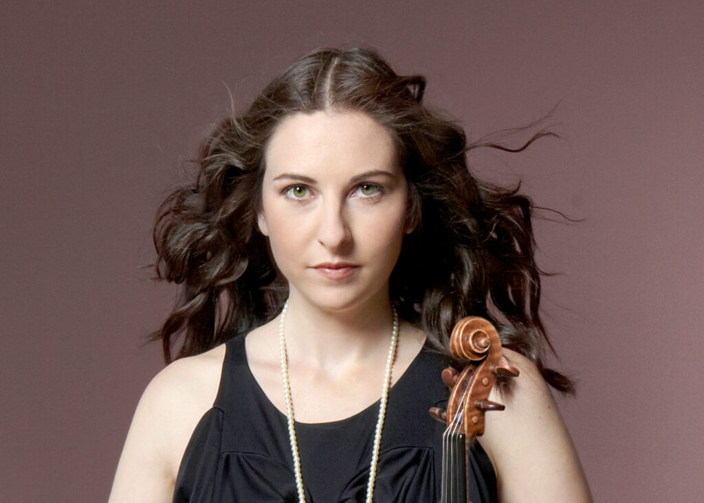 Das Foto zeigt ein Porträt der Musikerin Alissa Margulis.