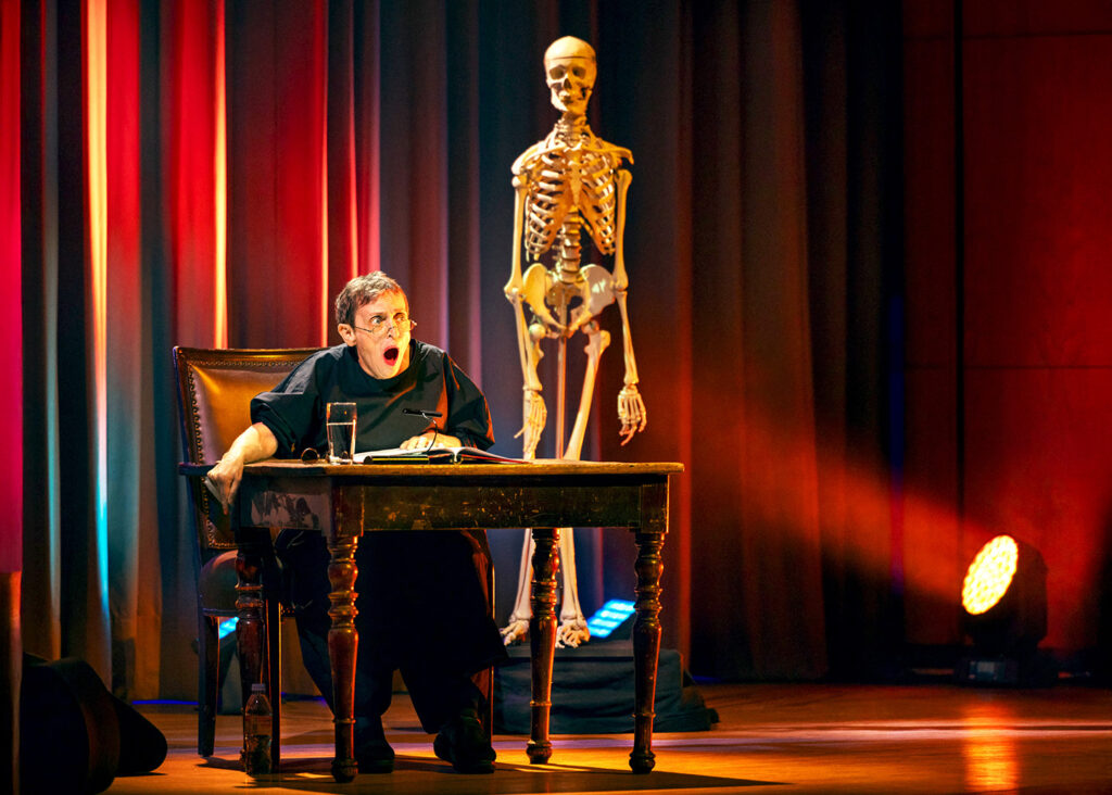 Auf dem Foto sieht man die Schauspielerin Katharina Thalbach während der Aufführung.