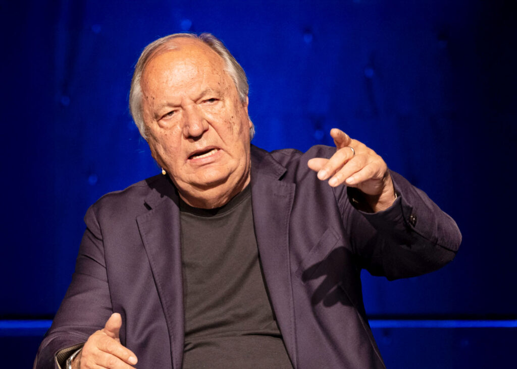 Auf dem Foto sieht man ein Porträt des deutschen Kabarettisten Wilfried Schmickler.