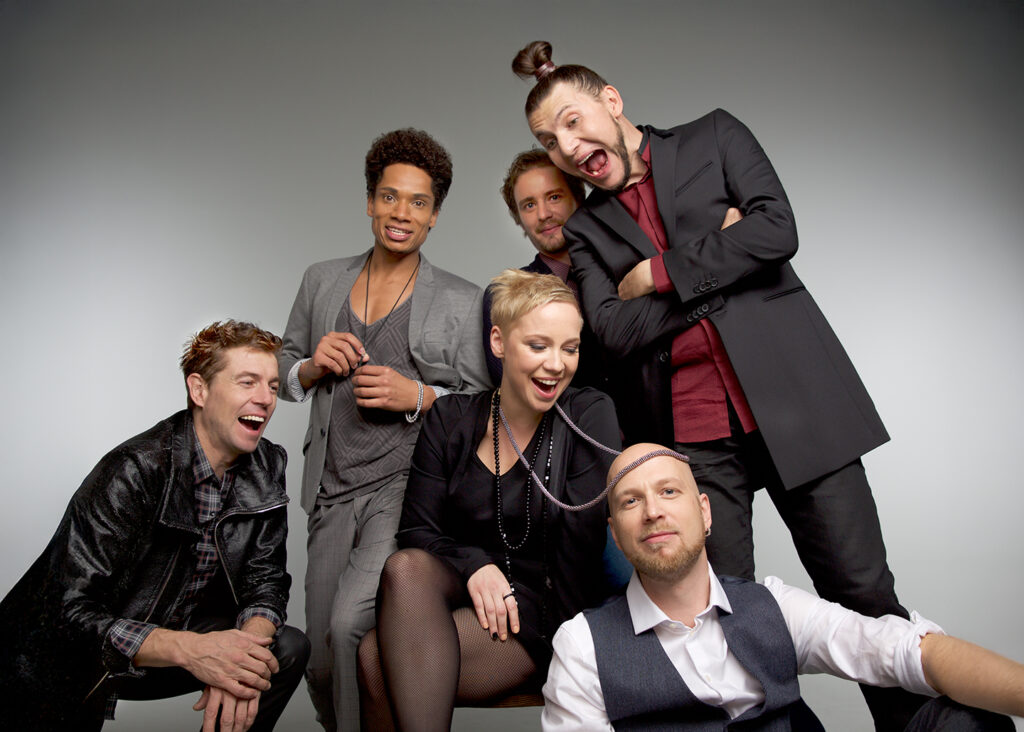 Das Porträt zeigt die sechs Mitglieder den Band ,,Slixs''.