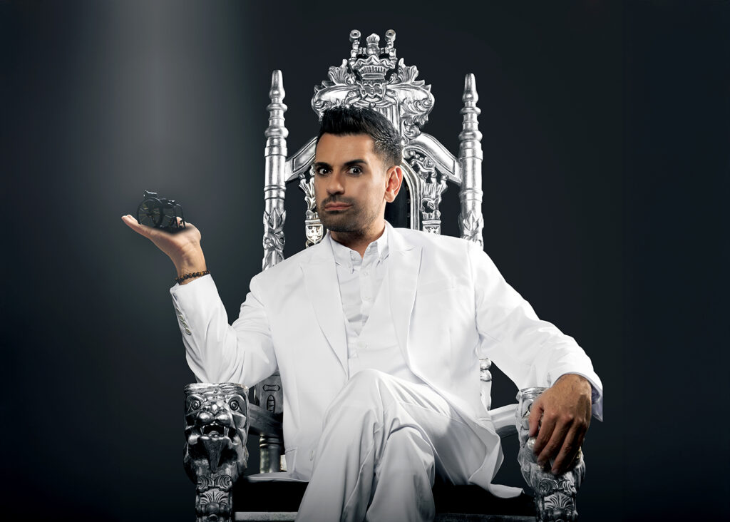 Auf dem Foto sieht man ein Porträt des Comedian Tan Caglar.