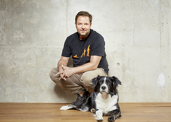 Ein Porträt von Martin Rütter und seinem Hund.
