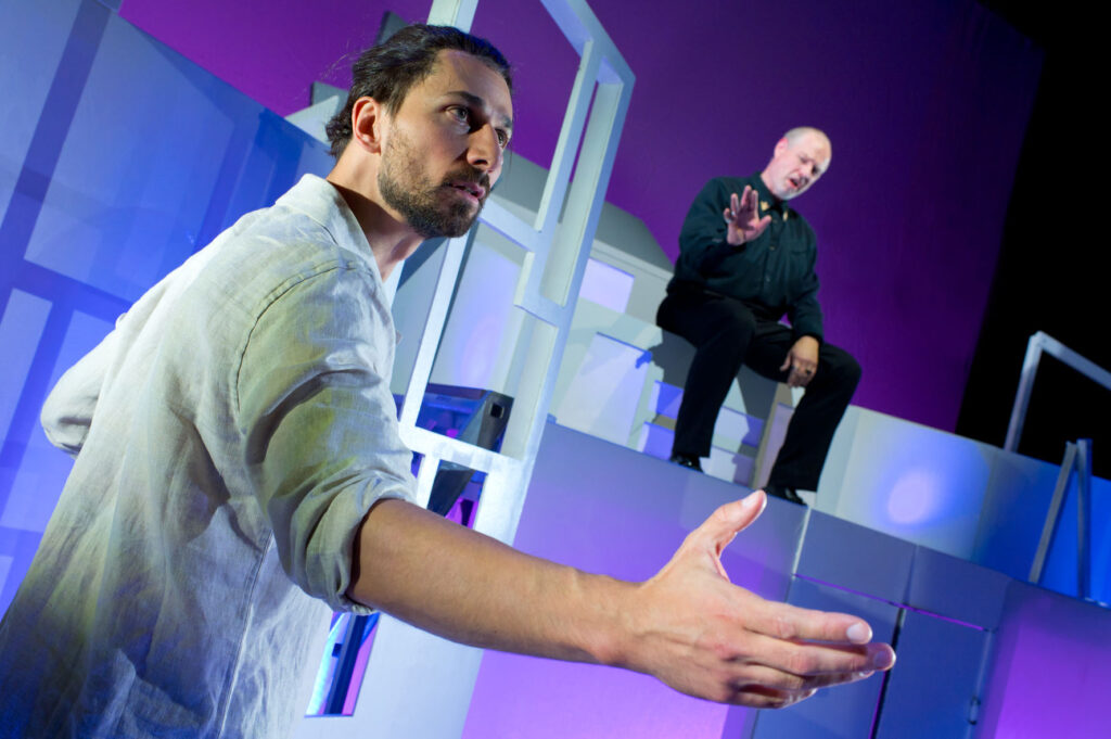 Szene aus dem Stück mit zwei Schauspielern.