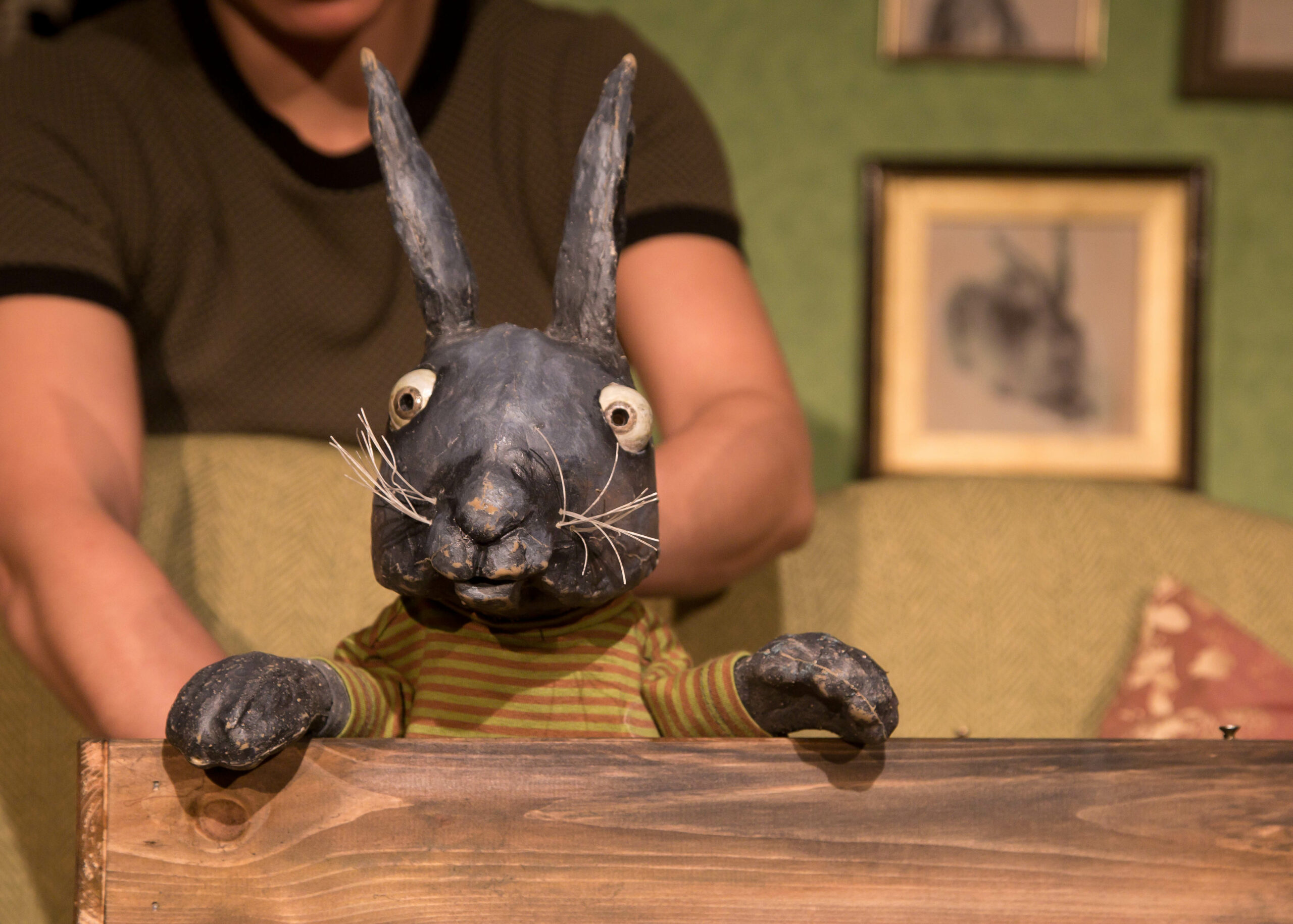 Ein Foto der Inszenierung auf der man einen Hasen auf einem Sofa sieht.