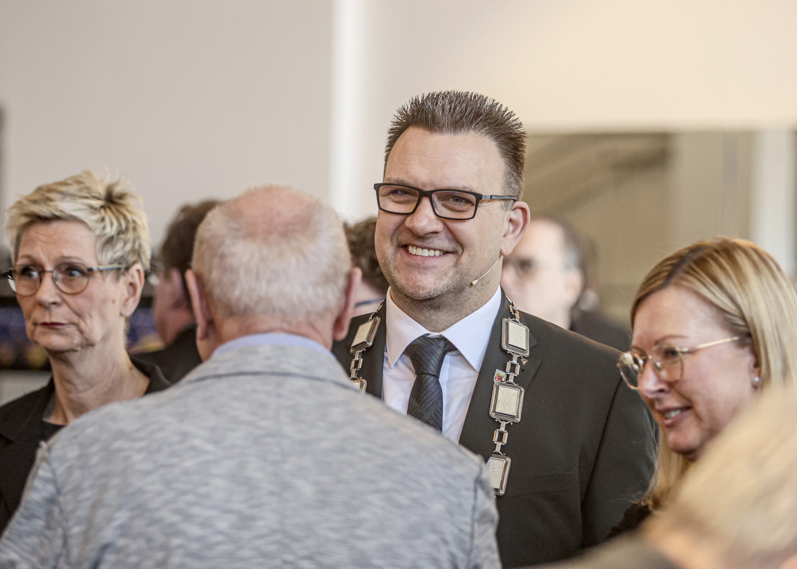 Foto eines vergangenen Neujahrsempfang mit Bürgermeister Joithe und viele Bürgerinnen und Bürgern im Foyer des Parktheaters.
