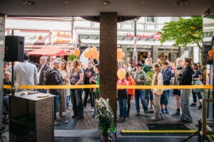Das Bild zeigt Gäste, Förderer und Partner bei der Eröffnung des Pop-Up Theaters.