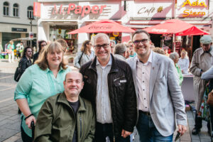 Das Bild zeigt Gäste, Förderer und Partner bei der Eröffnung des Pop-Up Theaters.