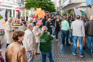Das Bild zeigt Gäste, Förderer und Partner bei der Eröffnung des Pop-Up Theaters.
