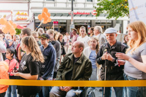 Das Bild zeigt Gäste, Förderer und Partner bei der Eröffnung des Pop-Up Theaters.