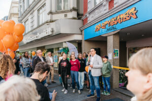 Das Bild zeigt Gäste, Förderer und Partner bei der Eröffnung des Pop-Up Theaters.
