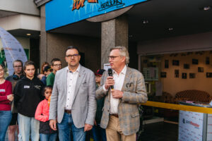Das Bild zeigt Gäste, Förderer und Partner bei der Eröffnung des Pop-Up Theaters.