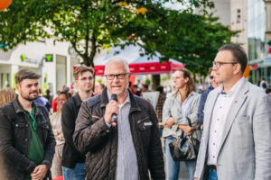 Das Bild zeigt Gäste, Förderer und Partner bei der Eröffnung des Pop-Up Theaters.