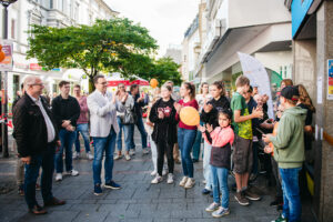 Das Bild zeigt Gäste, Förderer und Partner bei der Eröffnung des Pop-Up Theaters.