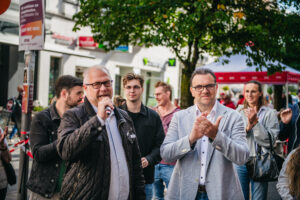 Das Bild zeigt Gäste, Förderer und Partner bei der Eröffnung des Pop-Up Theaters.