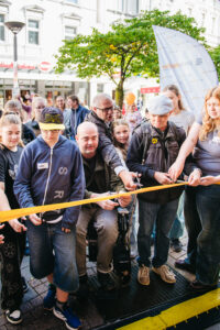 Das Bild zeigt Gäste, Förderer und Partner bei der Eröffnung des Pop-Up Theaters.