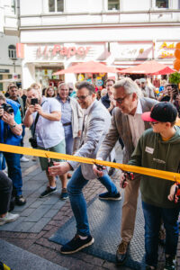 Das Bild zeigt Gäste, Förderer und Partner bei der Eröffnung des Pop-Up Theaters.