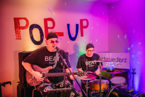 Das Bild zeigt Gäste, Förderer und Partner bei der Eröffnung des Pop-Up Theaters.
