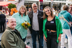 Das Bild zeigt Gäste, Förderer und Partner bei der Eröffnung des Pop-Up Theaters.