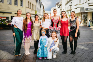 Das Bild zeigt Gäste, Förderer und Partner bei der Eröffnung des Pop-Up Theaters.