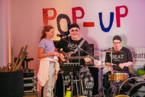 Das Bild zeigt Gäste, Förderer und Partner bei der Eröffnung des Pop-Up Theaters.