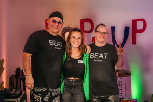 Das Bild zeigt Gäste, Förderer und Partner bei der Eröffnung des Pop-Up Theaters.