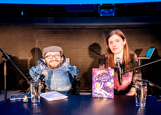 Inklusions-Aktivist Raul Krauthausen und Multitalent Adina Hermann sind auf dem Bild zu sehen.