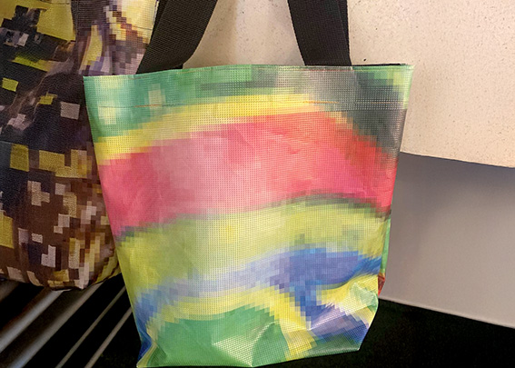 Große Umhängetasche, die aus einem alten Banner des Parktheaters genäht wurde.