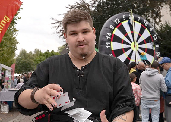 Zauberer Tobias Walkmann ist auf dem Bild zu sehen.