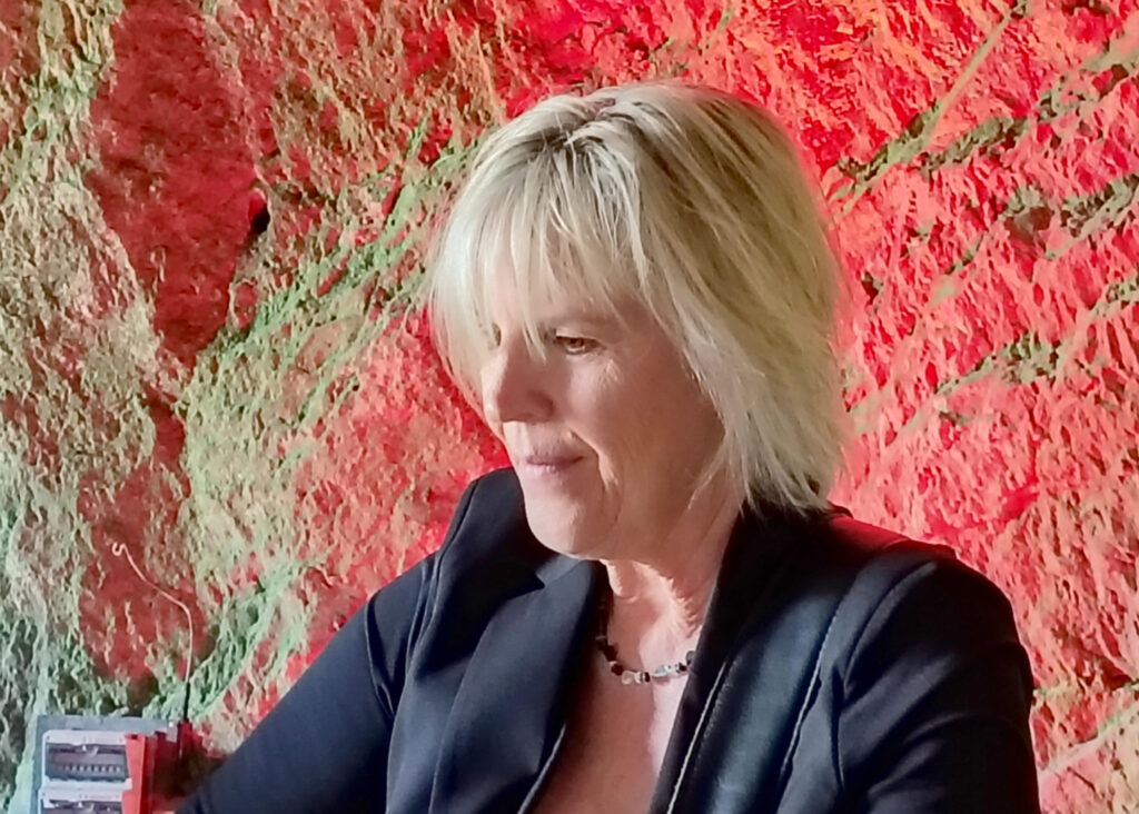 Frau Haarmann ist mit ihrer Gitarre auf dem Foto abgebildet.