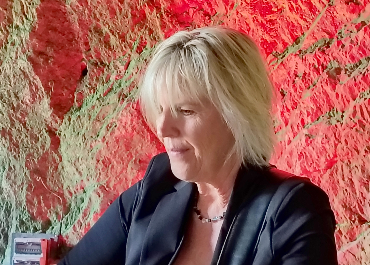 Frau Haarmann ist mit ihrer Gitarre auf dem Foto abgebildet.