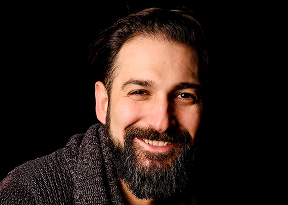 Regisseur und Autor Murat Isboga lächt in die Kamera.