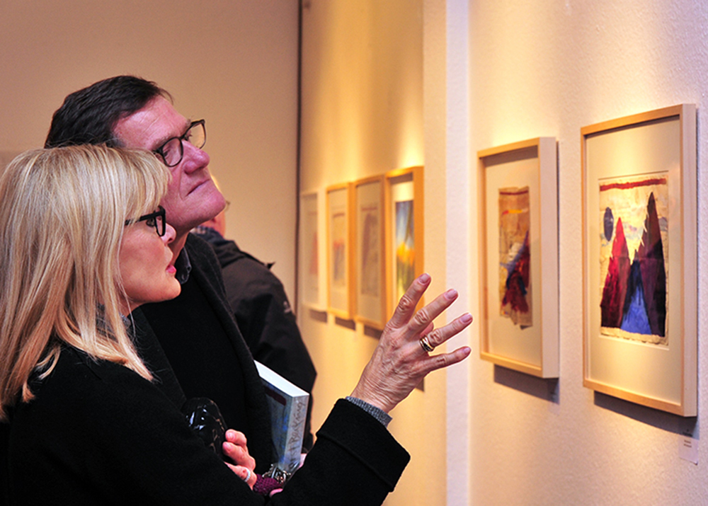 Menschen schauen sich Bilder an!