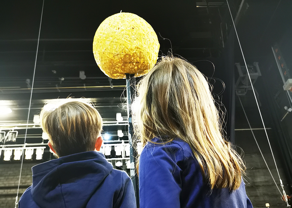 Kinder schauen sich die Bühne an