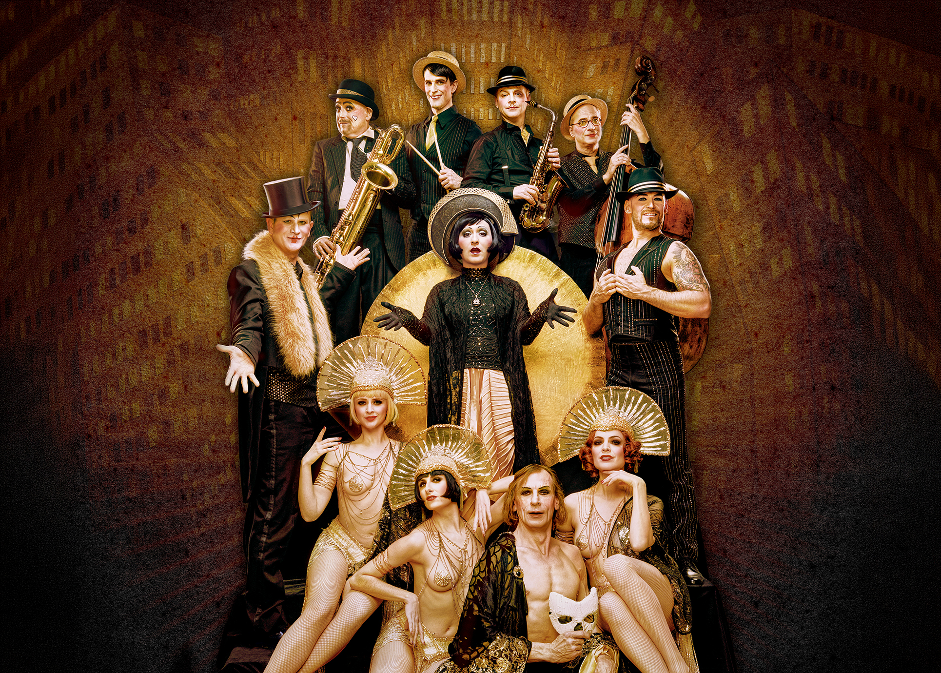 Das Show-Ensemble steht in prunkvollen Kostümen um Evi Niessner.