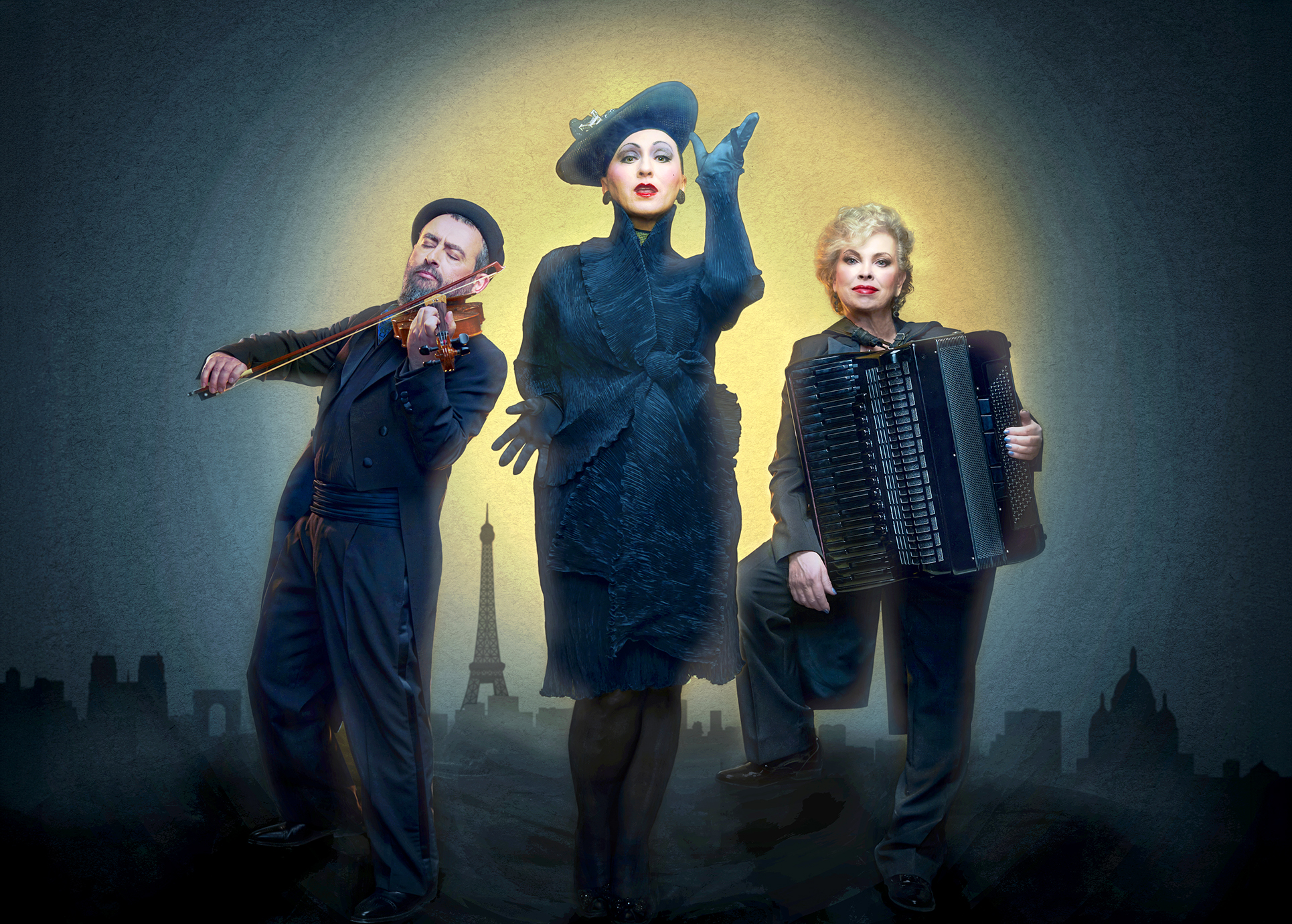 3 Musiker stehen in der Nacht. Im Hintergrund kann man den Eifelturm erkennen