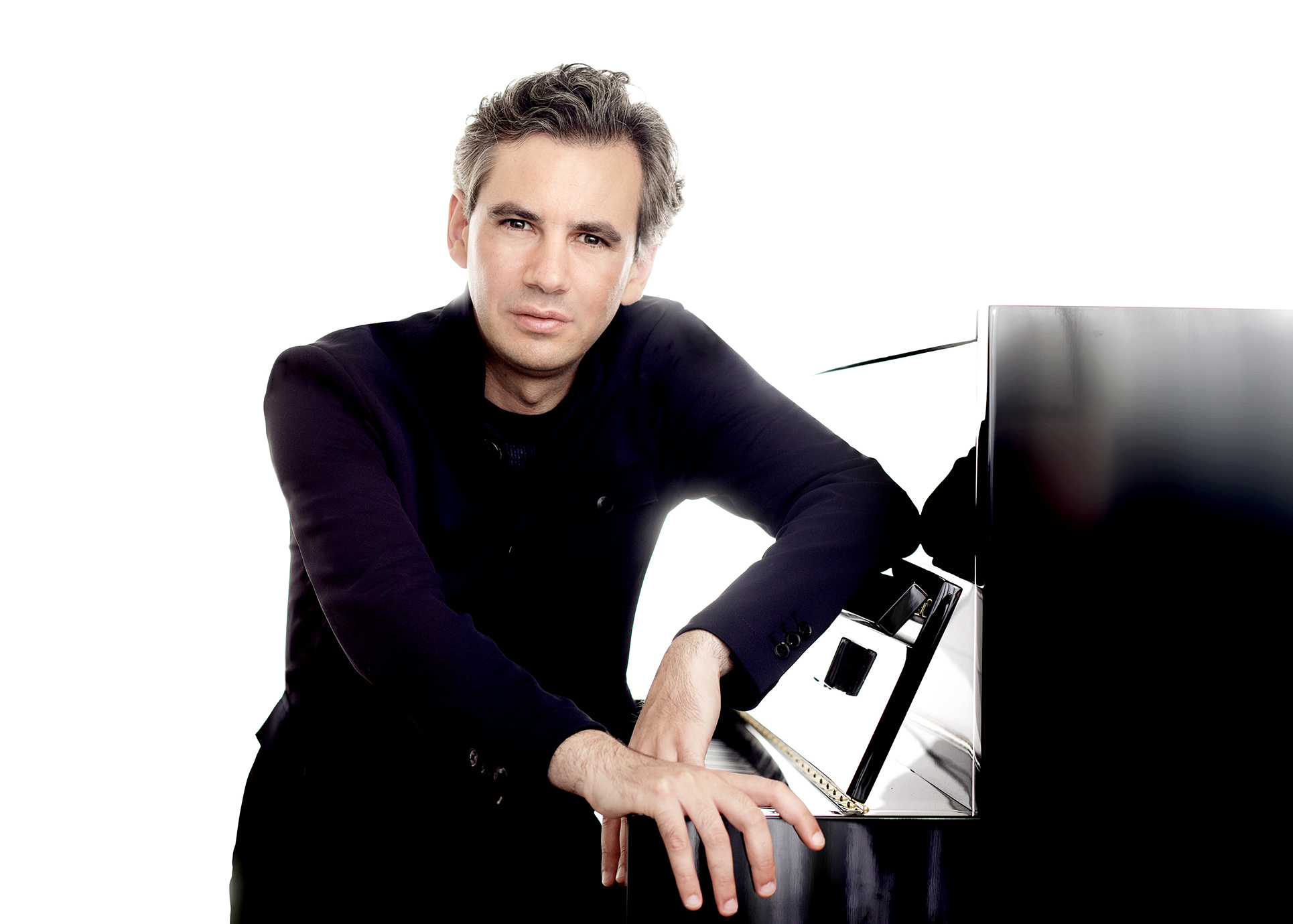 Martin Stadtfeld leht an einem Klavier