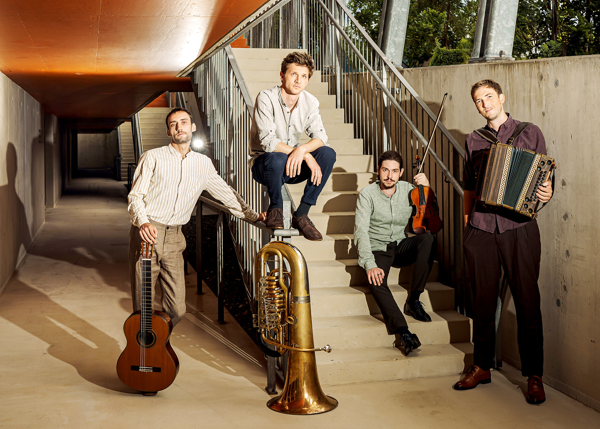 Vier Musiker mit Instrumenten.