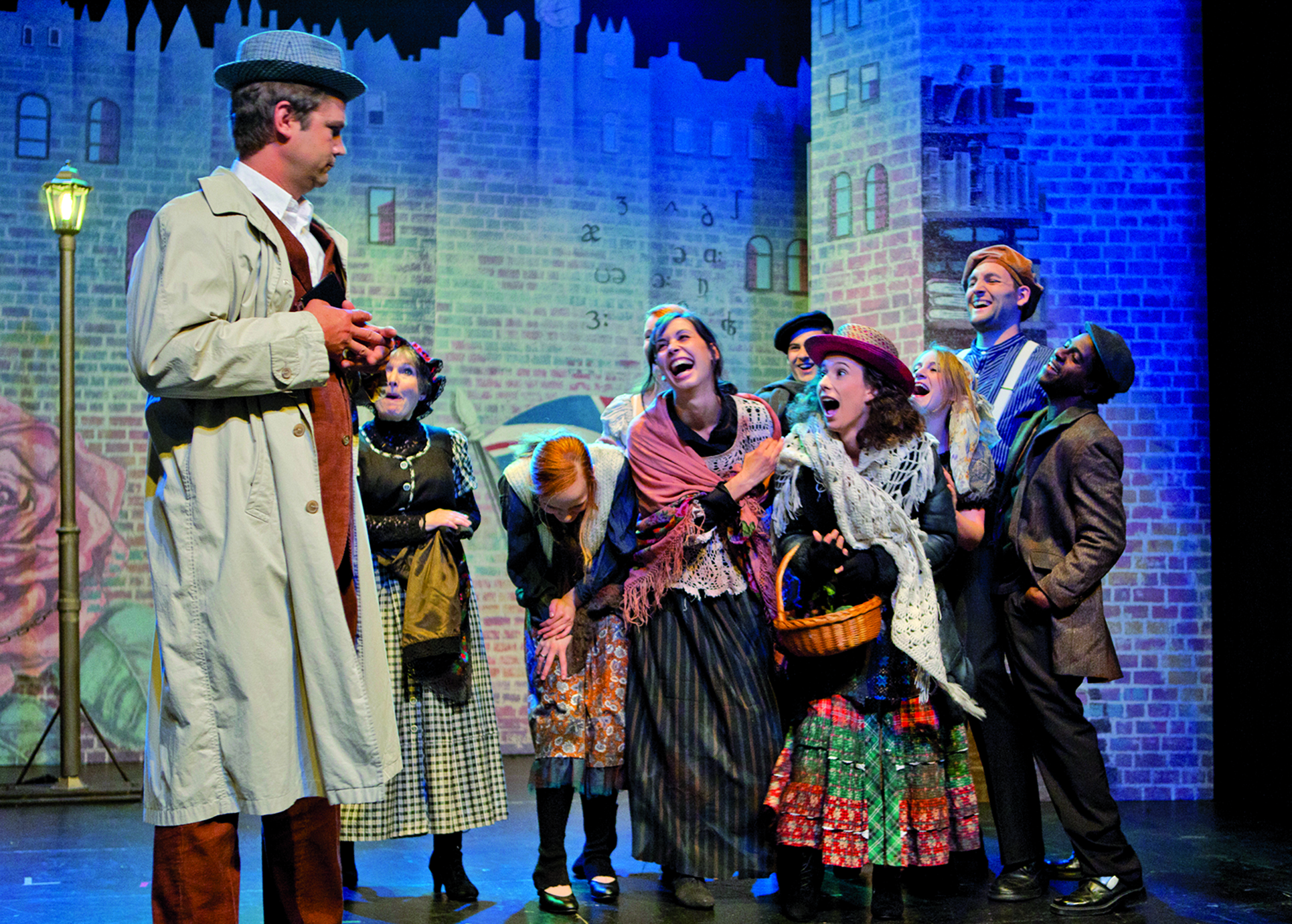 Mehrere Darsteller in Kostümen stehen auf der Bühne und singen