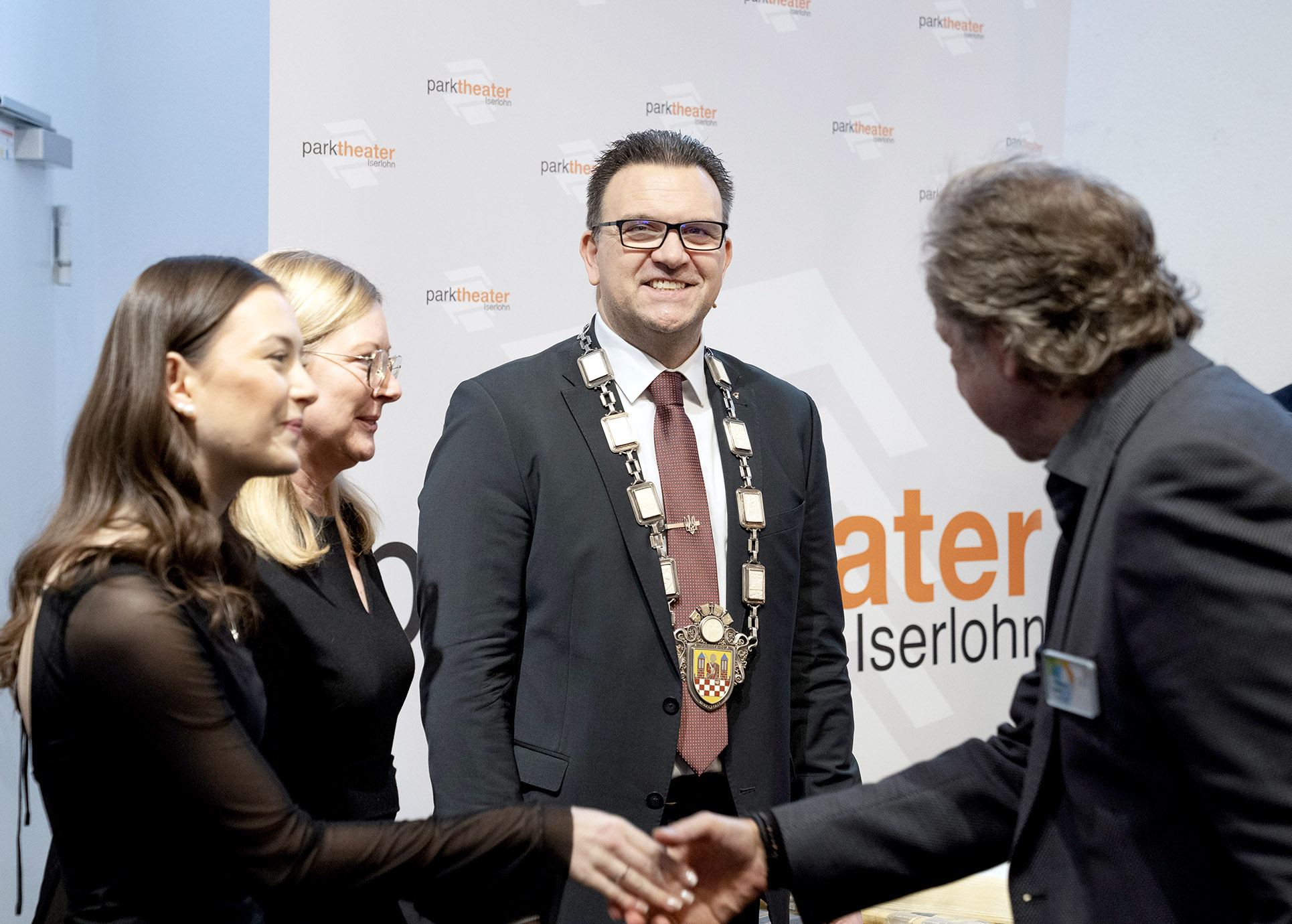 Foto eines vergangenen Neujahrsempfang mit Bürgermeister Joithe und viele Bürgerinnen und Bürgern im Foyer des Parktheaters.