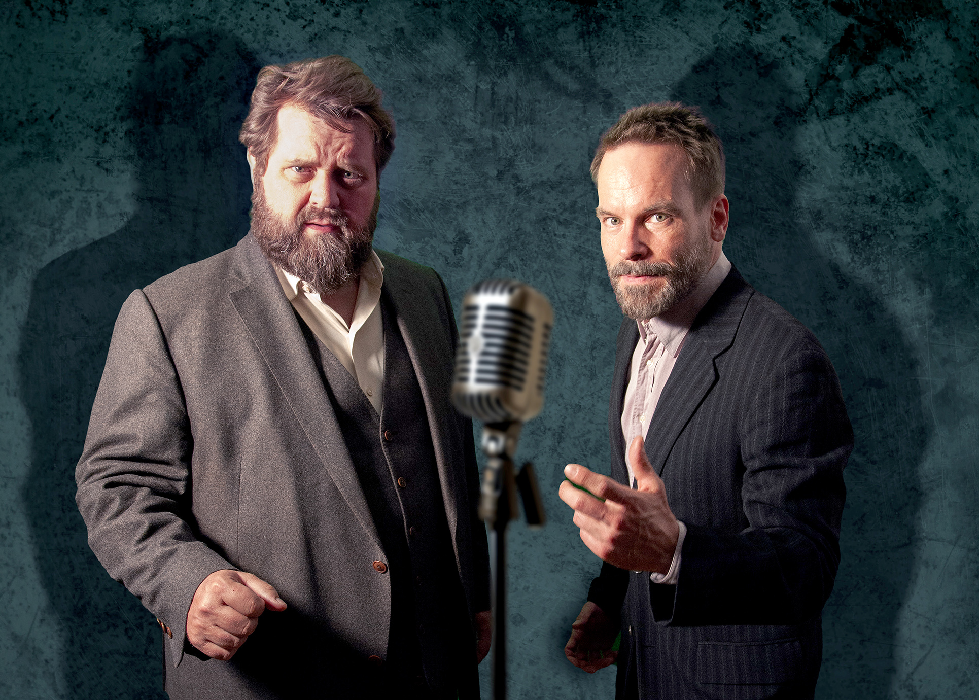 Zwei Männer stehen hinter einem Mikrofon. Einer von Ihnen spricht dabei