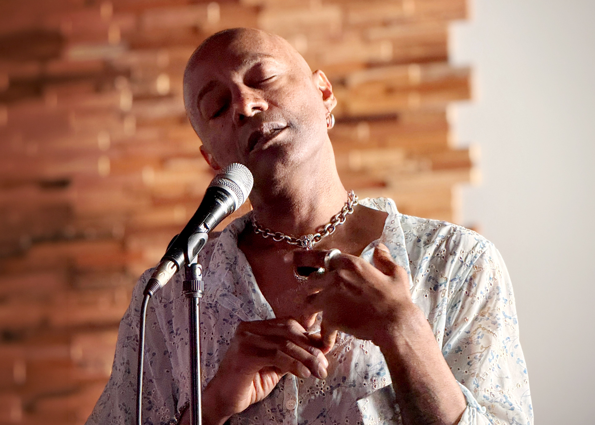 Ein sehr nahes Portrait auf dem nur das Gesicht zu erkennen ist