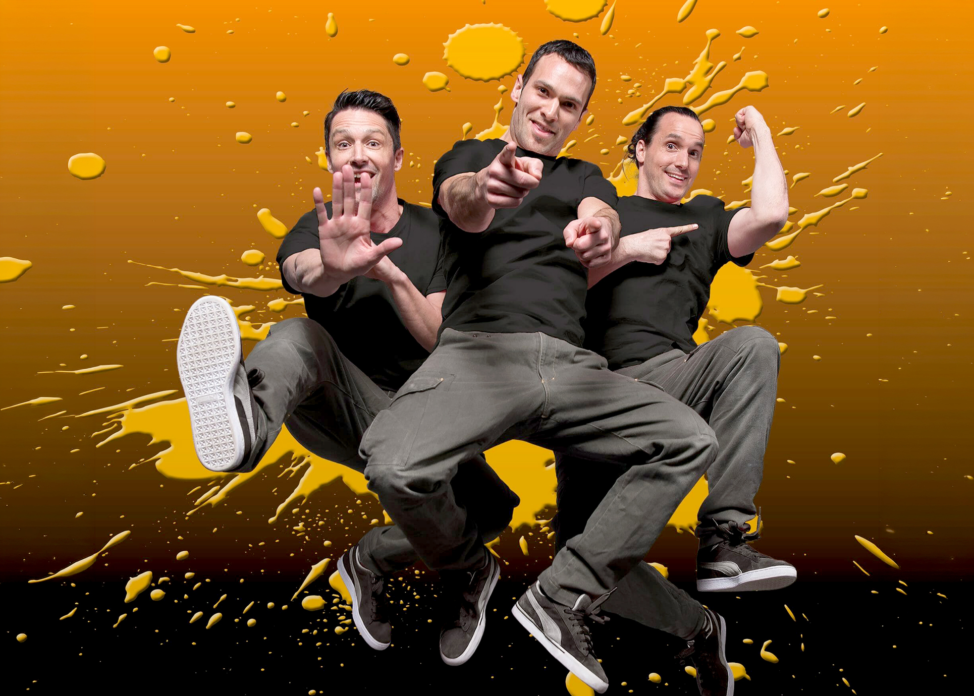 Drei Männer springen durch das Bild und lächeln dabei in die Kamera