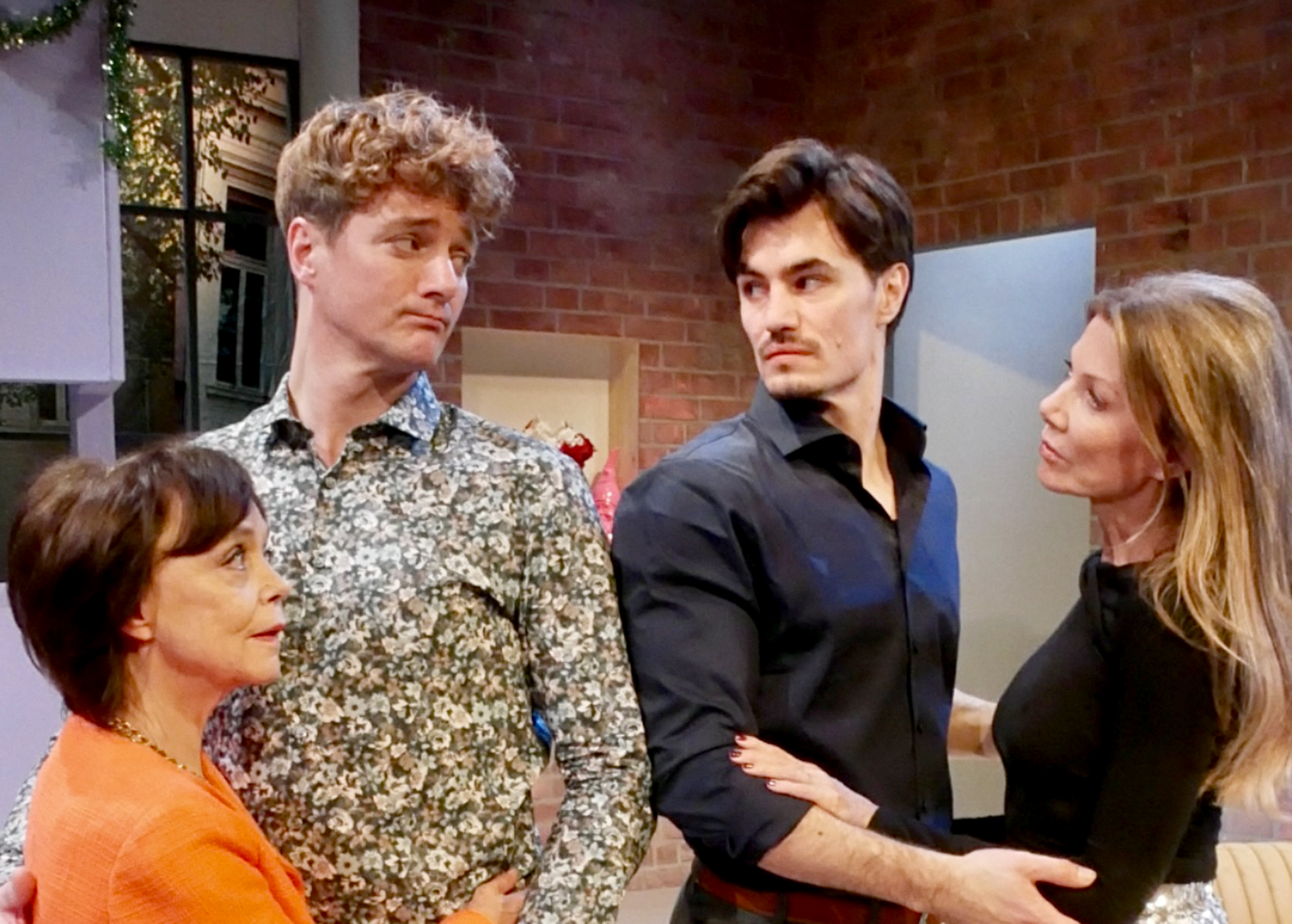 Vier Schauspielenden in einer Szene aus dem Stück.