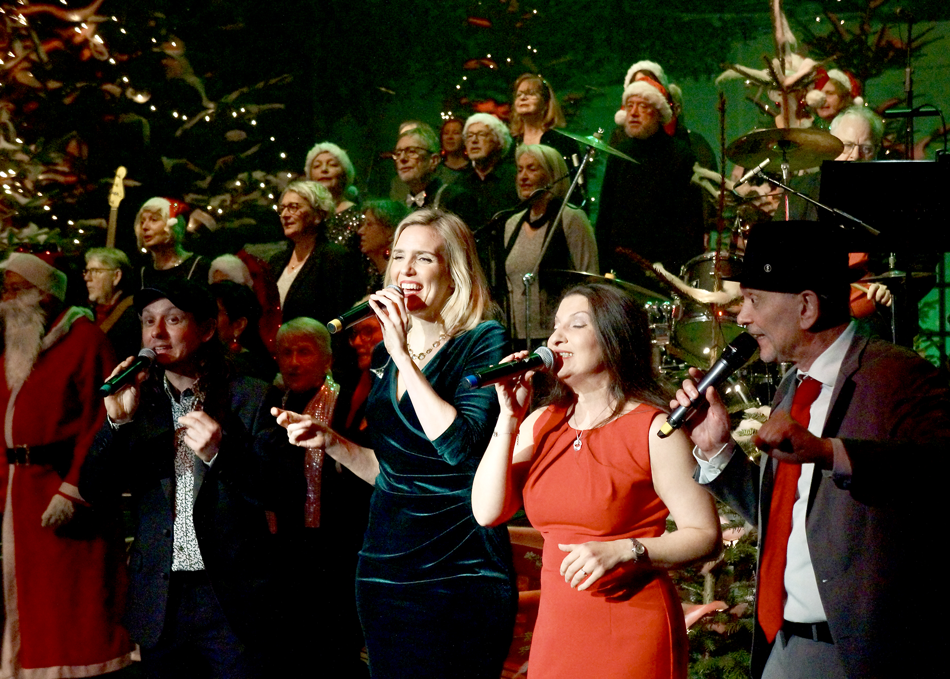 Szenenfoto mit Solisten aus der Premiere der Weihnachtsshow 2025.