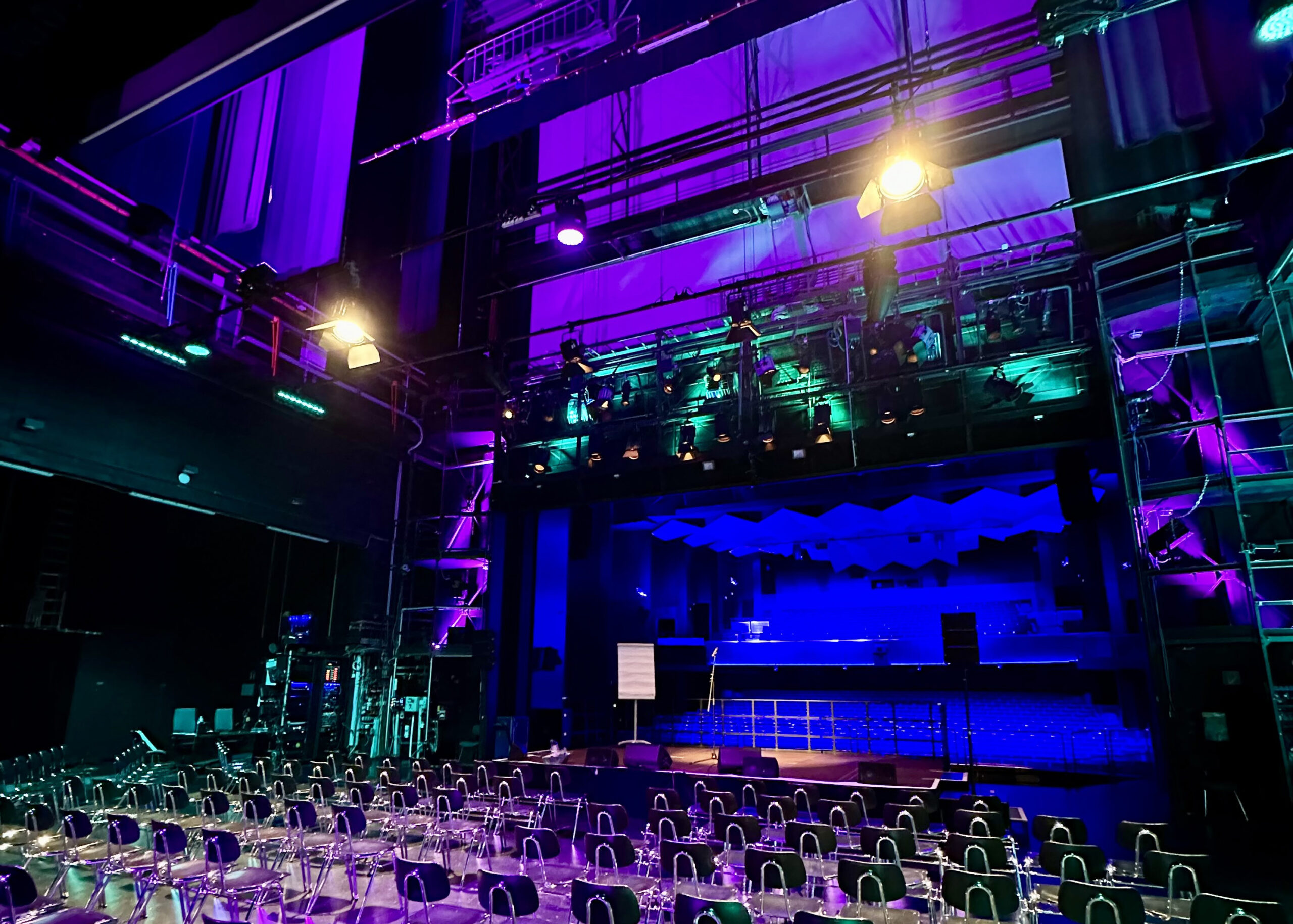 Blick von der Bühne in das stimmungsvoll beleuchtete Portal des Parktheaters.