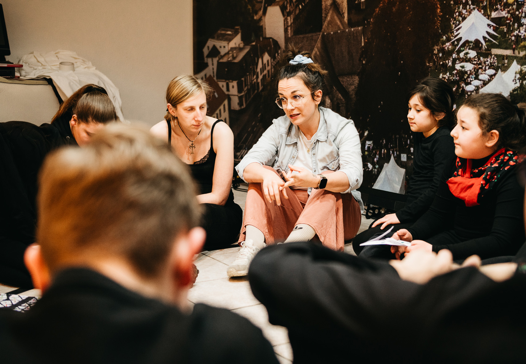 Arbeits-Szene der Theater-Scouts, in der Mitte Miri, die Kulturvermittlerin des Parktheaters.